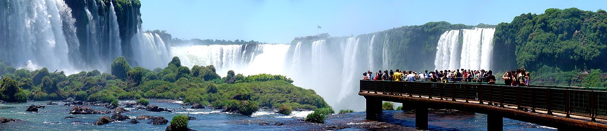 Garganta do Diabo pasealekuak Brasilgo aldean ur-jauzien ikuspegi panoramikoa ahalbidetzen du.