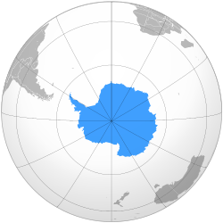 本地圖使用正投影、近極點方位。南極在接近中心位置，亦即經線會合處