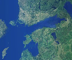 Družicový pohled na Finský záliv (vpravo nahoře); světlá tečka na samém východním konci je ostrov Kotlin