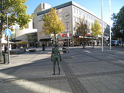 Jakobsberg Centrum med kommunhuset till höger och i förgrunden den nya bronsskulpturen "Pojken".