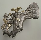 Topor cu un demon cu cap de vultur și animale; mileniul al III-lea târziu-mileniul al II-lea timpuriu î.Hr.; arhint aurit; lungime: 15 cm; Muzeul Metropolitan de Artă (New York City)