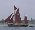 イギリス、エセックスのsmackと呼ばれる漁船。木造の帆船。（2006年6月）。