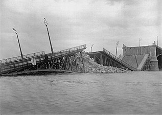 Le pont Poniatowski après que l'armée russe le fit exploser en 1915.