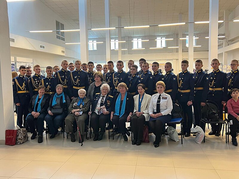 Участницы Союза женщин лётных специальностей "Авиатриса" с курсантами