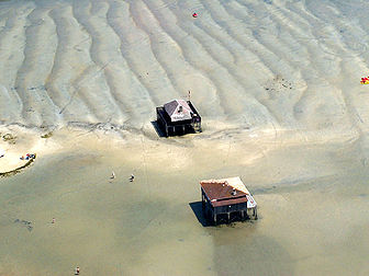 Cabanas chancadas del bacin d’Arcachon, en Gironda (Occitània). (definicion vertadièra 2 304 × 1 728)