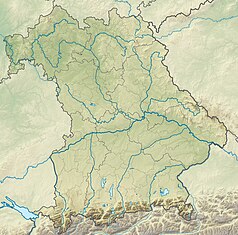 Mapa konturowa Bawarii, blisko centrum na prawo u góry znajduje się punkt z opisem „źródło”, natomiast blisko centrum na prawo znajduje się punkt z opisem „ujście”