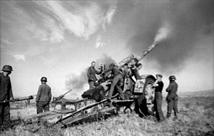 Німецька артилерія веде вогонь з 150-мм гармат Kanone 18 по радянських позиціях. Операція «Блау». Серпень 1942