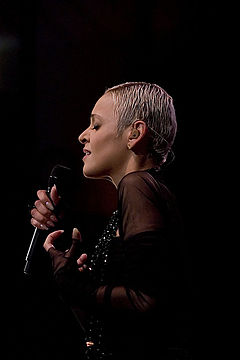 Mariza performing in 2008