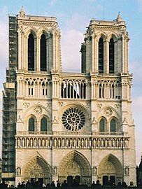 Катедралата „Нотр Дам“ дьо Пари е пример за ранна готика