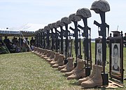 M16とLWHを使用したバトル・クロス（アメリカ海兵隊）。「イラクの自由作戦」に従事しアンバールで戦死した兵達に捧げられたもの
