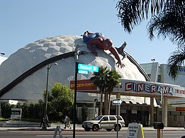 Cinerama Dome sur Sunset Boulevard à Los Angeles, inauguré en 1963