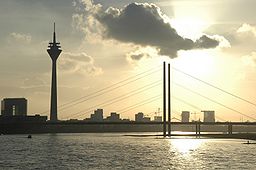 Düsseldorfs siluett sedd från stadsdelen Oberkassel