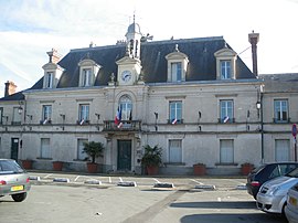 The town hall in Linas