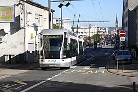 En France, en raison de sa capacité à circuler hors rails et lignes aériennes, le TVR doit être immatriculé.