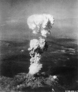 ABD tarafından Japonya'nın Hiroşima şehrine atılan atom bombasının yarattığı ve 20.000 feet yüksekliğe çıkan mantar bulutu. 6 Ağustos 1945, saat 08:15 + (Üreten: Bob Caron, Enola Gay)