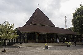 位於日惹特區班圖縣（英语：Bantul Regency）的耶穌聖心教堂（英语：Ganjuran Church），也是座傳統爪哇風格的建築。