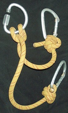 Photo d'une longe de spéléologie faite d'une corde courte avec deux mousquetons à ses bouts