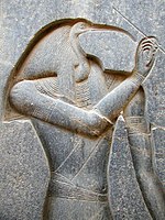 Relevo afundado como baixo relevo dentro de um contorno afundado, do Templo de Luxor, no Egito, esculpido em granito muito duro