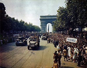 כוחות בעלות הברית במצעד הניצחון שנערך בתום הקרב על פריז.