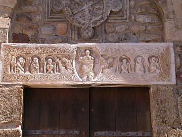 Llinda (~1025): Crist en majestat dins l'ametlla mística que sostenen dos àngels; dos serafins i quatre sants sota arcuacions de ferradura, i decoració vegetal esculpida a mitja talla. Sant Andreu de Sureda (Rosselló)