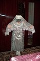 Узбекская невеста в нарядном национальном одеянии. Делается поклон невесты — дань уважения.