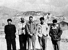 Prisonniers militaires indiens au Tibet devant le Potala.