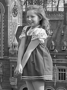 Lena Zavaroni at the age of 10 in 1974, standing in front of a miniature of the Peace Palace in Madurodam