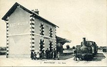 Carte postale ancienne sépia représentant un bâtiment et un train.