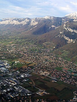 Crolles en het massief van de Chartreuse met rechts de tand van Crolles