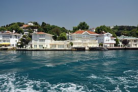 Османски къщи Ялъ по крайбрежието на Босфора.