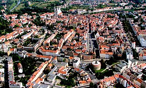 Barevná fotografie s leteckým pohledem na centrum města Görlitz s baštou a kostelem u Lužické Nisy