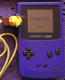 Une Game Boy Color mauve et un câble link jaune Pikachu.