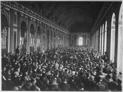 The Palace des Glaces, filled with people during the signing of the Treaty of Versailles