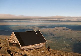 Den äldsta av nuvarande toppstugor. Stugan uppfördes 1962 och står på ca 1880 m ö.h.