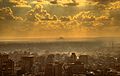 カイロ・タワーから見た日没。遠くにギザの大ピラミッドが見える。