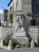 Le monument aux morfts, près de l'église.