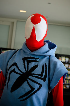 Cosplay de Ben Reilly dans son costume de Scarlet Spider.