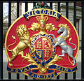 Emblemi decorativi di stato sono fissati sui cancelli degli edifici pubblici, in questo caso sul cancello della vecchia Royal Melbourne Mint