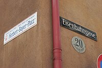 Neues Straßenschild mit Beschreibung, altes und noch älteres Hausnummernschild in Linz