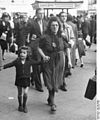 Mère juive et sa fille dans les rues de Berlin (1941).