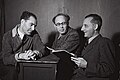 Max Brod jako ředitel divadla Habima (1942, vpravo s deskami)