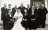 Manci esküvőjén. Ülő sor balról Bermann Irma, Krémer Manci, a férj Szűcs Kálmán. Álló sorban balról a harmadik Szabadkay József