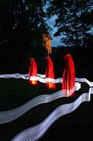 Guardianes del tiempu, escultura de lluz de Manfred Kielnhofer na bienal de light art, Austria, 2010.