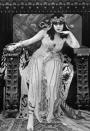 תידה בארה בתפקיד קלאופטרה, בסרט משנת 1917.