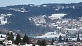 Paysage hivernal à Villers-le-Lac. L'église Saint-Jean (XIXe siècle), le lac de Chaillexon (partiellement recouvert de glace) et Les Brenets (Suisse).