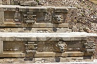 羽の生えたヘビ[注釈 15]の像、テオティワカンにある神殿の一部。200-250年