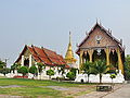 Dua viharn dan satu chedi di Wat Phra That Chang Kham, Nan, Thailand