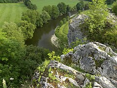 L'Ourthe aux pieds des rochers de Petit Bomal, la surplombant de plus de 30 mètres.