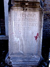 monumento de un Forum Romanum honrando Honorius como excelentísimo e invencible