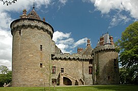 Mâchicoulis bretons à linteaux sur consoles fortement moulurées, décorés de trilobes délardés dans un arc brisé à point amorçant une accolade, château de Combourg.